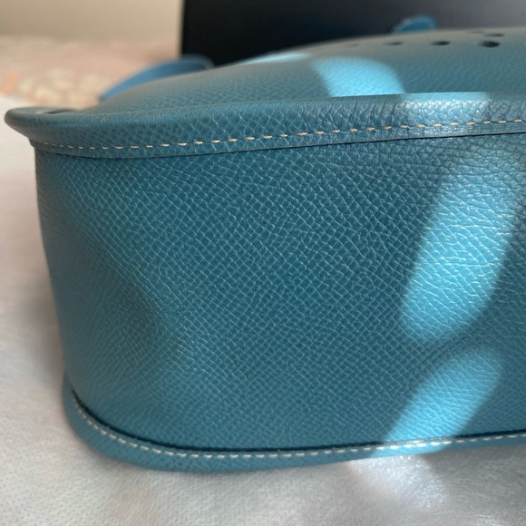 Hemes Evelyn 1 GM in Blue Jean Courchevel 12”x12”x4” Gold hardware - Picture 3 of 10